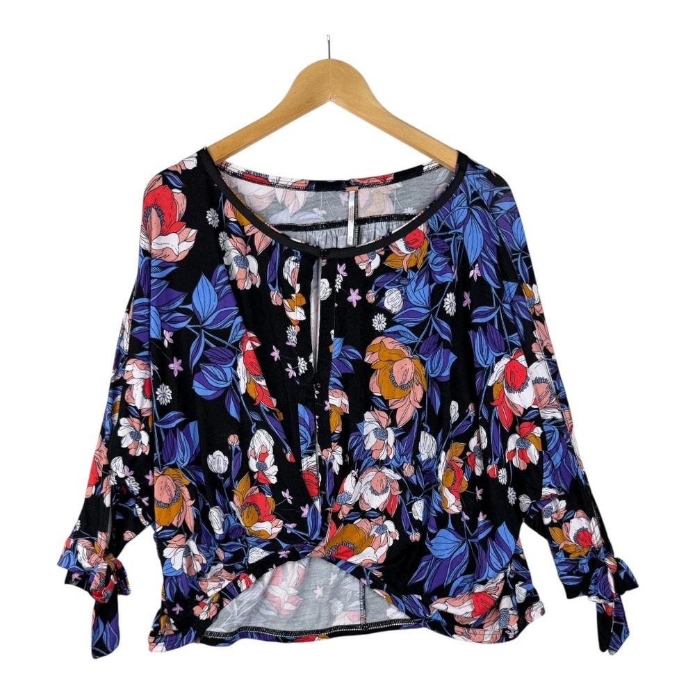 Free People Size Medium Top Shirt Black Floral Keepin On T-Shirt Boho Cropped - Picture 2 of 8